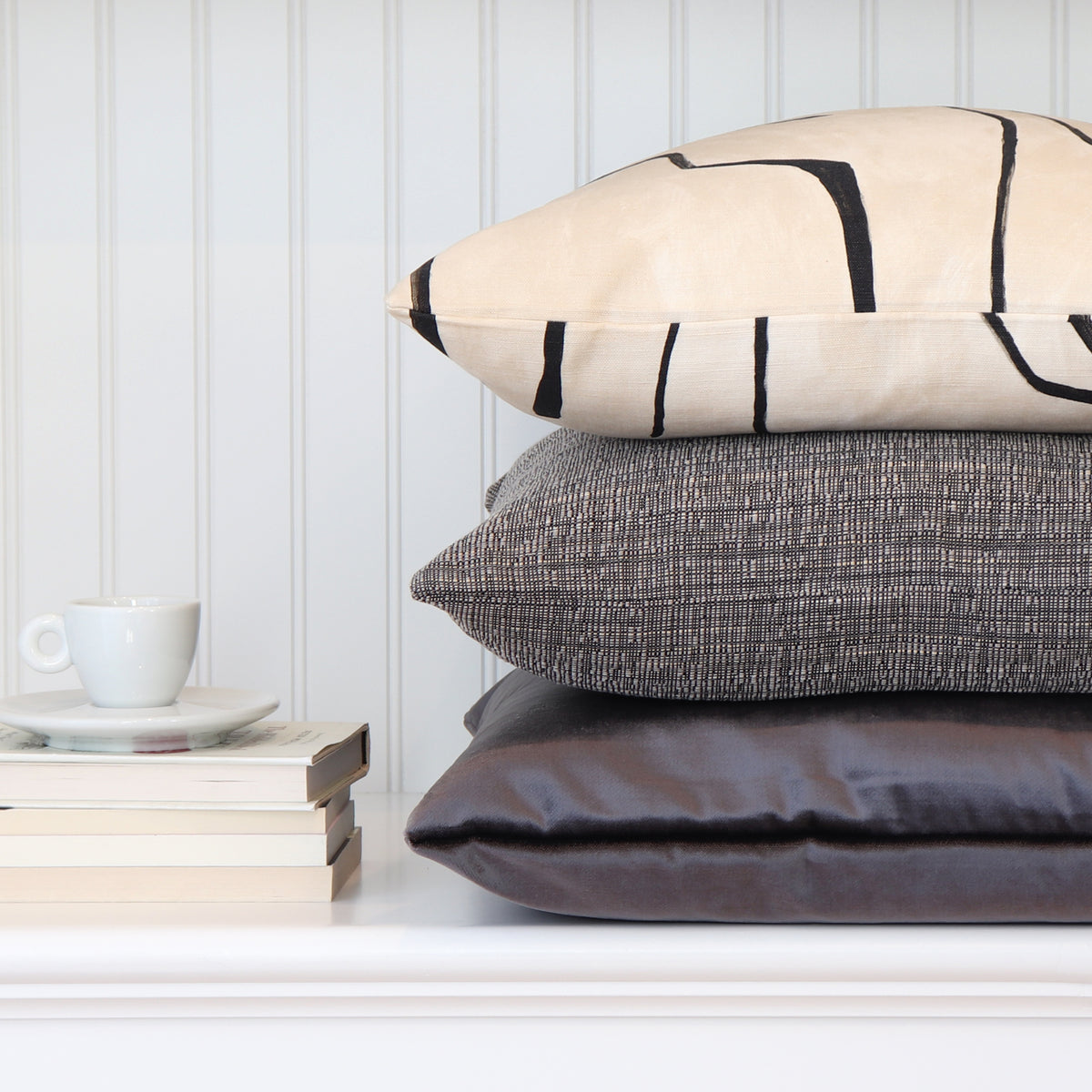 Kelly Wearstler Graffito Linen Onyx Designer Throw Pillow in Pillow Combo