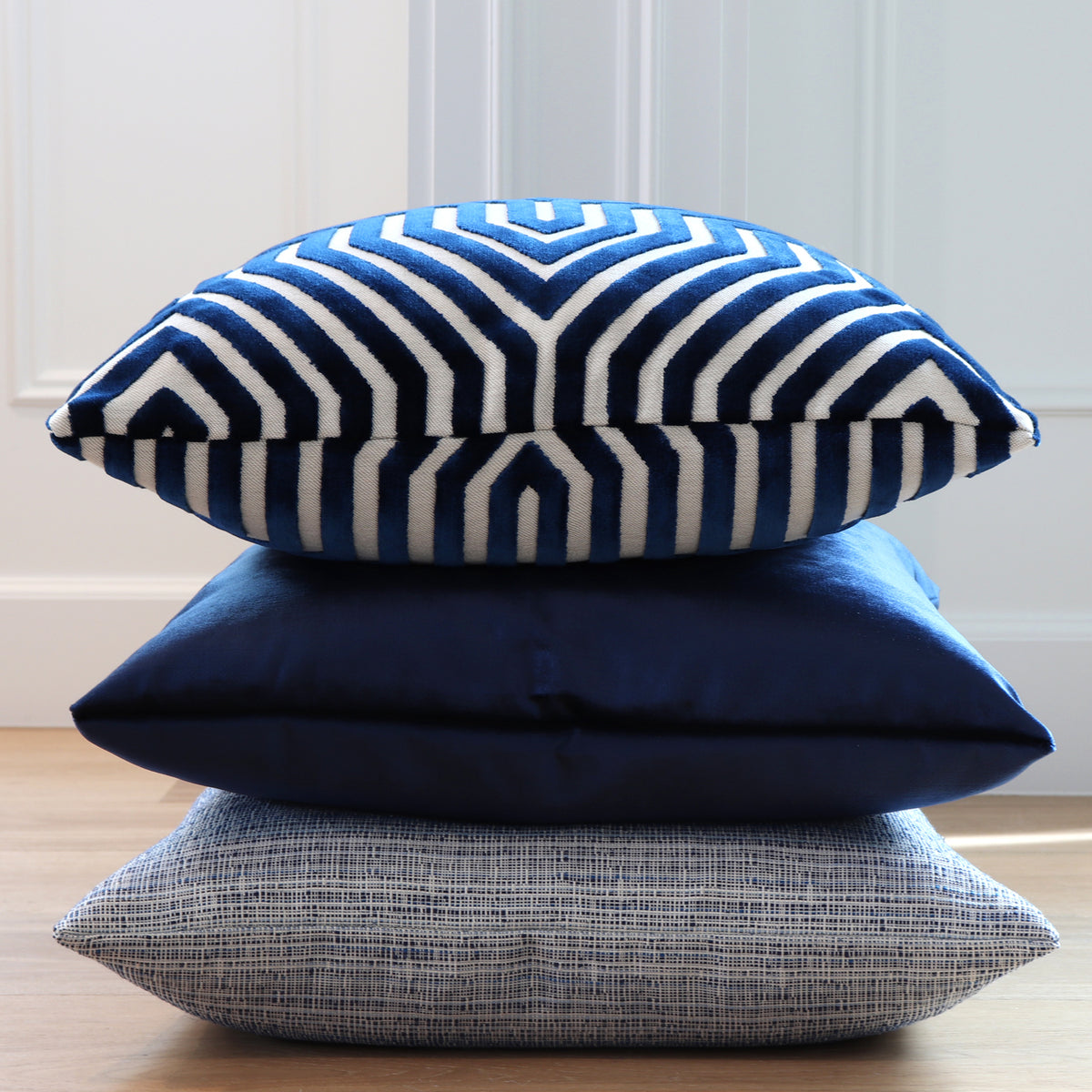 Vanderbilt Bleu Velvet Pillow Cover with Blue Throw Pillows